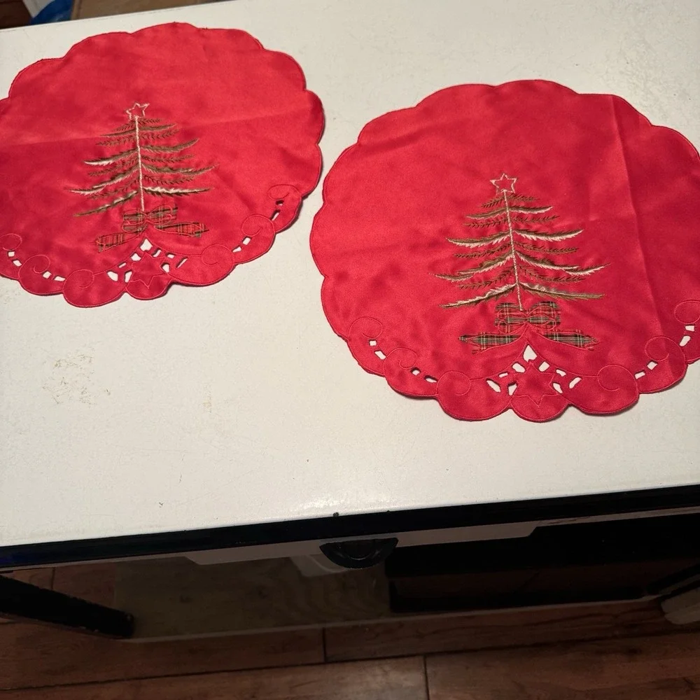Placemats Set of 2 Home 15in Red Christmas Tree Embroidered‎ Scalloped Bow